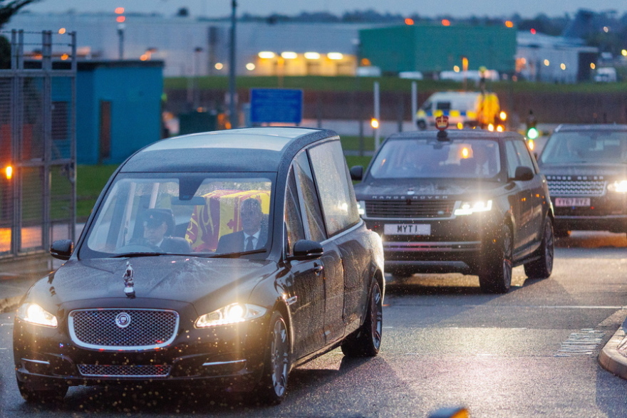 Βασίλισσα Ελισάβετ: Στο Μπάκιγχαμ η σορός της - Δείτε βίντεο