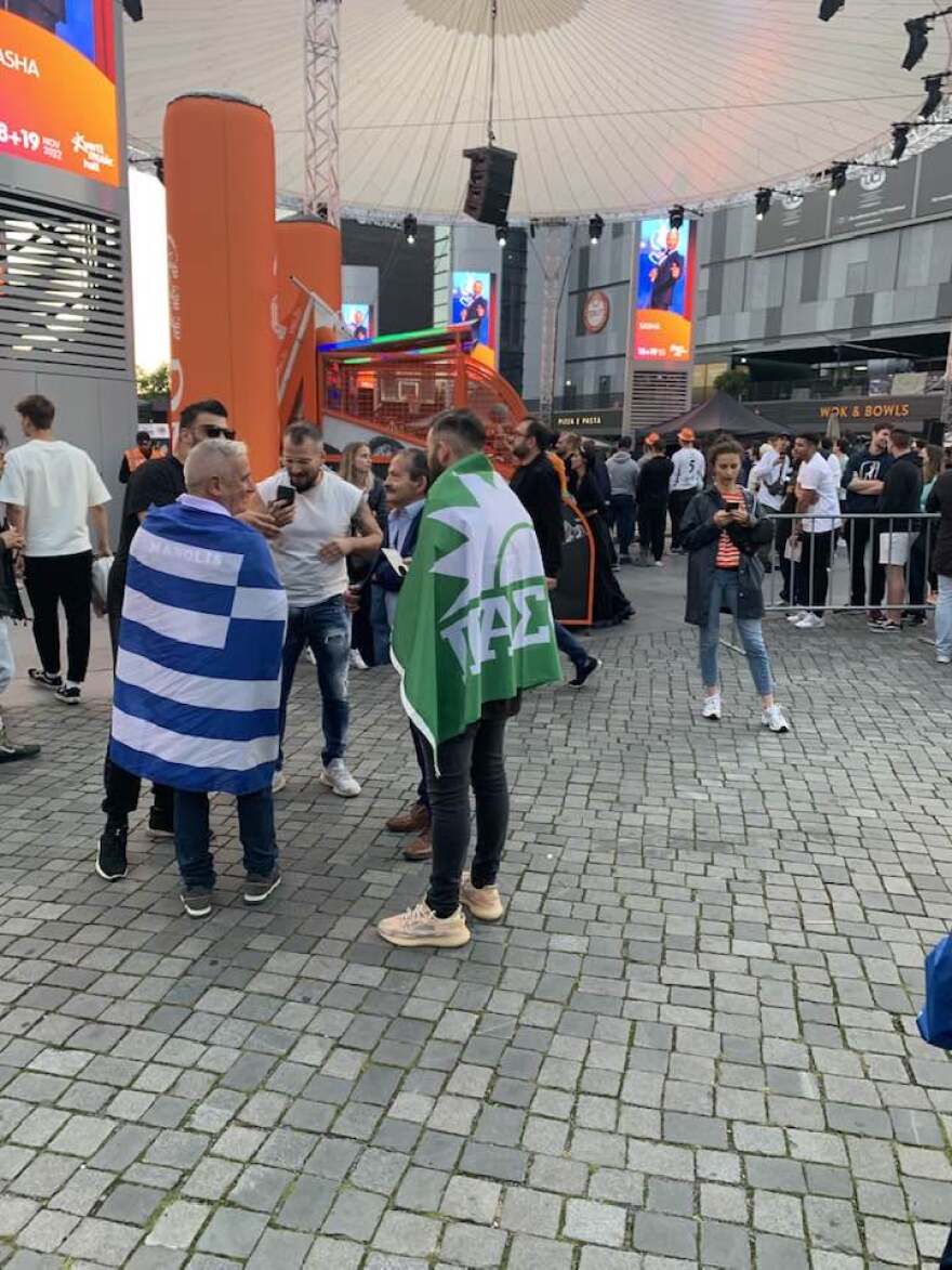 Eurobasket 2022: Έλληνας φίλαθλος με σημαία του ΠΑΣΟΚ στο Βερολίνο - Δείτε φωτογραφία