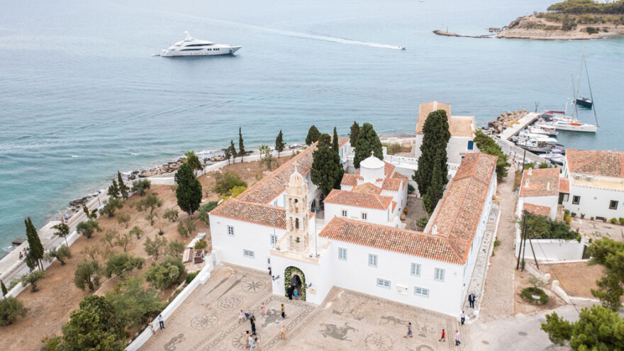 Μαίρη Κατράντζου - Μάριος Πολίτης: Το επίσημο άλμπουμ της βάφτισης στις Σπέτσες