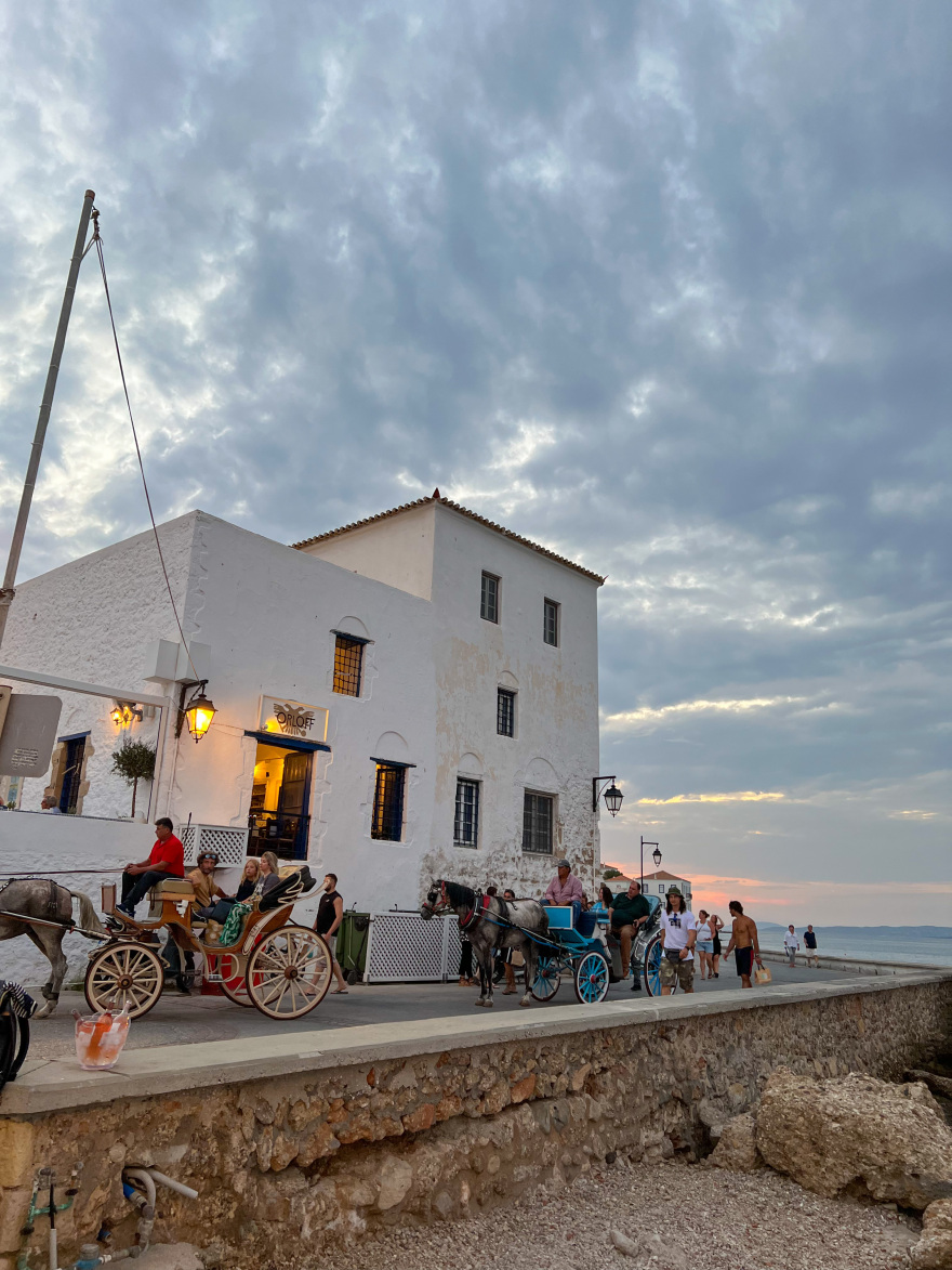 Μαίρη Κατράντζου - Μάριος Πολίτης: Το επίσημο άλμπουμ της βάφτισης στις Σπέτσες
