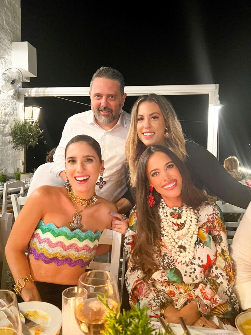 Μαίρη Κατράντζου - Μάριος Πολίτης: Το επίσημο άλμπουμ της βάφτισης στις Σπέτσες