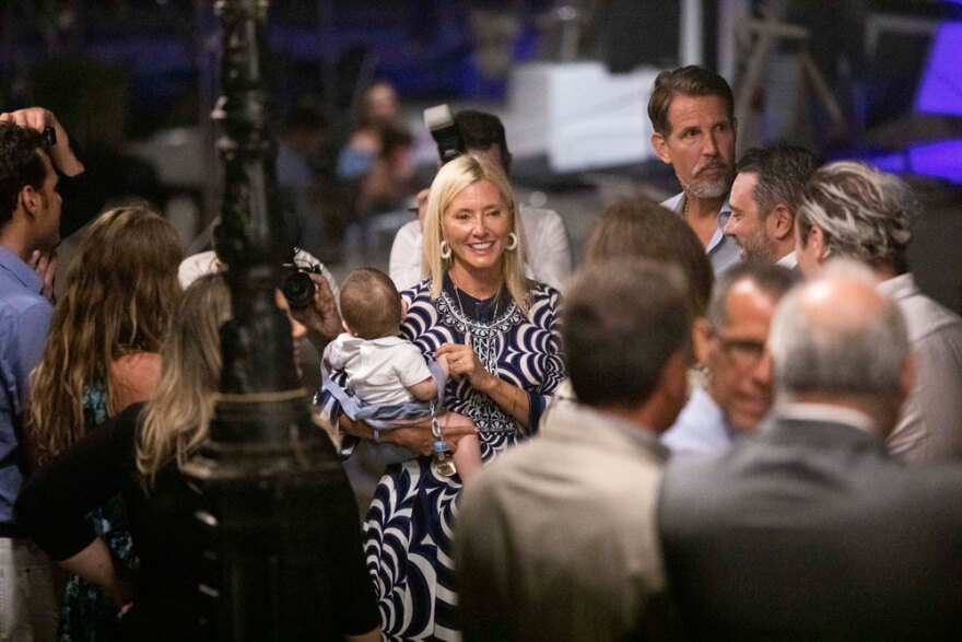 Μαίρη Κατράντζου - Μάριος Πολίτης: Το επίσημο άλμπουμ της βάφτισης στις Σπέτσες