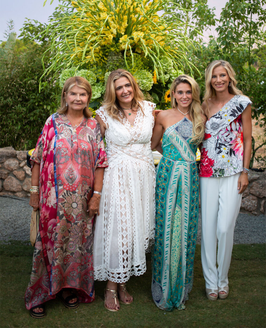 Μαίρη Κατράντζου - Μάριος Πολίτης: Το επίσημο άλμπουμ της βάφτισης στις Σπέτσες