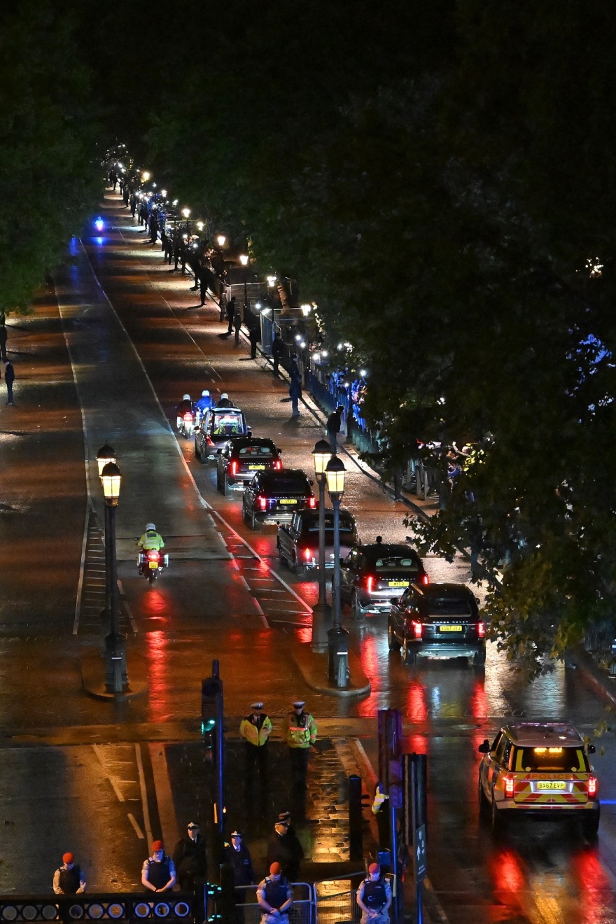 Βασίλισσα Ελισάβετ: Στο Μπάκιγχαμ η σορός της - Δείτε βίντεο