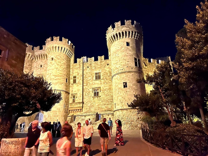 Ρόδος: Ο Στέφανος Κορκολής στο Παλάτι του Μεγάλου Μαγίστρου για τη λήξη του 15ου διεθνούς φεστιβάλ 