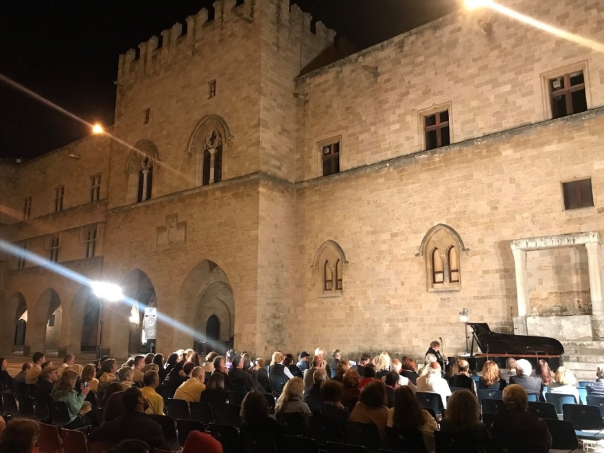 Ρόδος: Ο Στέφανος Κορκολής στο Παλάτι του Μεγάλου Μαγίστρου για τη λήξη του 15ου διεθνούς φεστιβάλ 