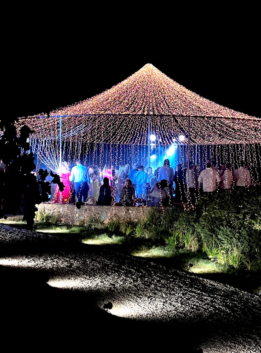 Μαίρη Κατράντζου - Μάριος Πολίτης: Το επίσημο άλμπουμ της βάφτισης στις Σπέτσες