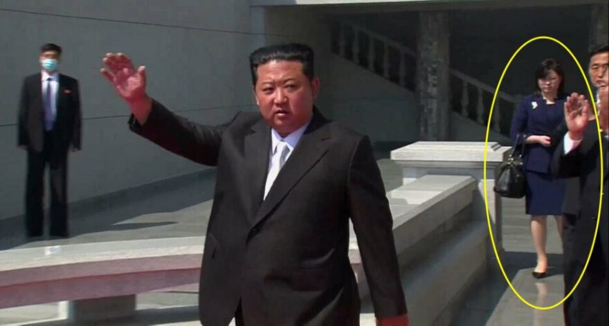 Μυστήριο με την άγνωστη γυναίκα με τον χαρτοφύλακα δίπλα στον Κιμ Γιονγκ-Ουν