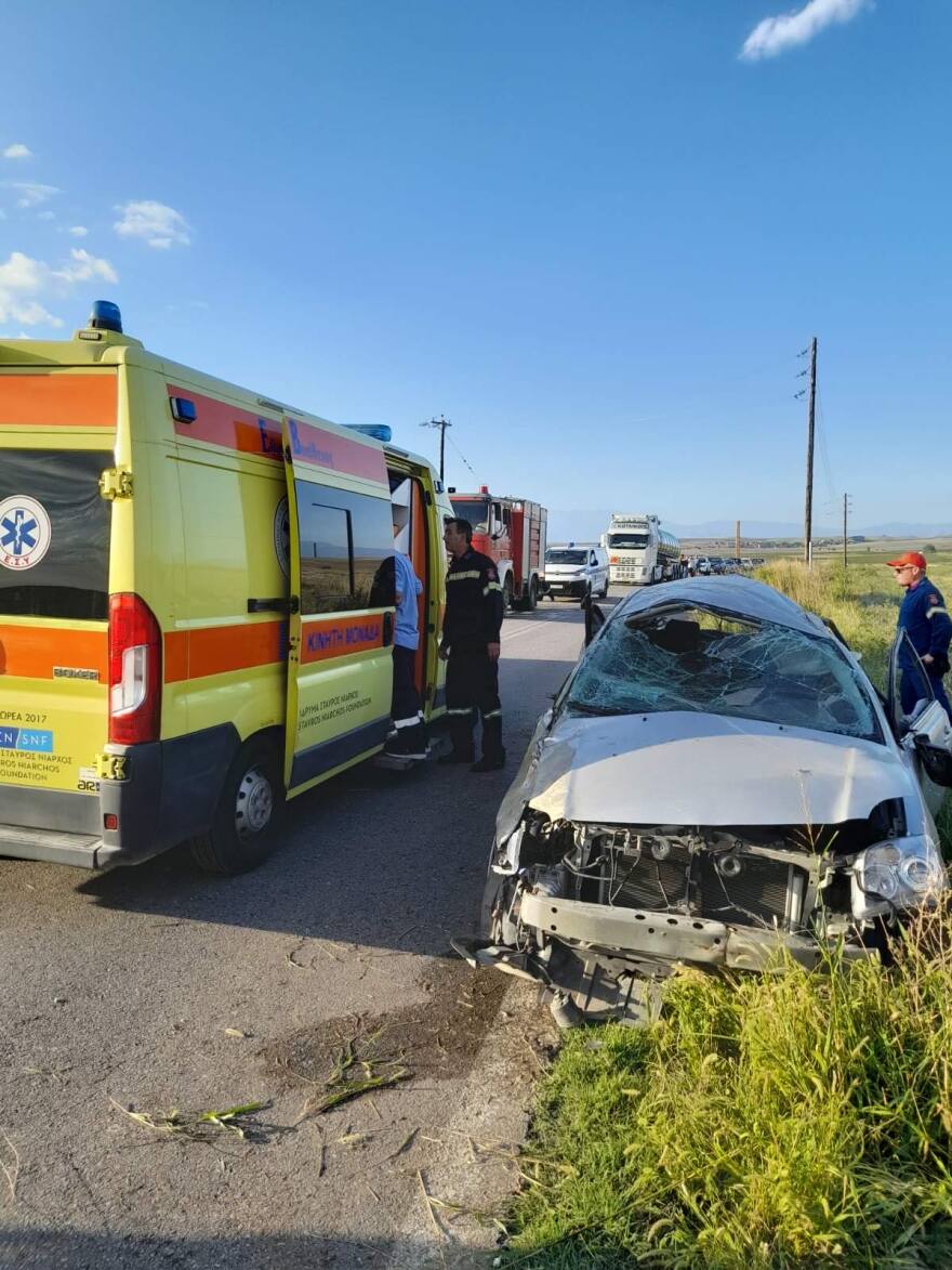 Εικόνες από το τροχαίο στη Λάρισα: Αυτοκίνητο με ποδοσφαιριστές βγήκε από το δρόμο