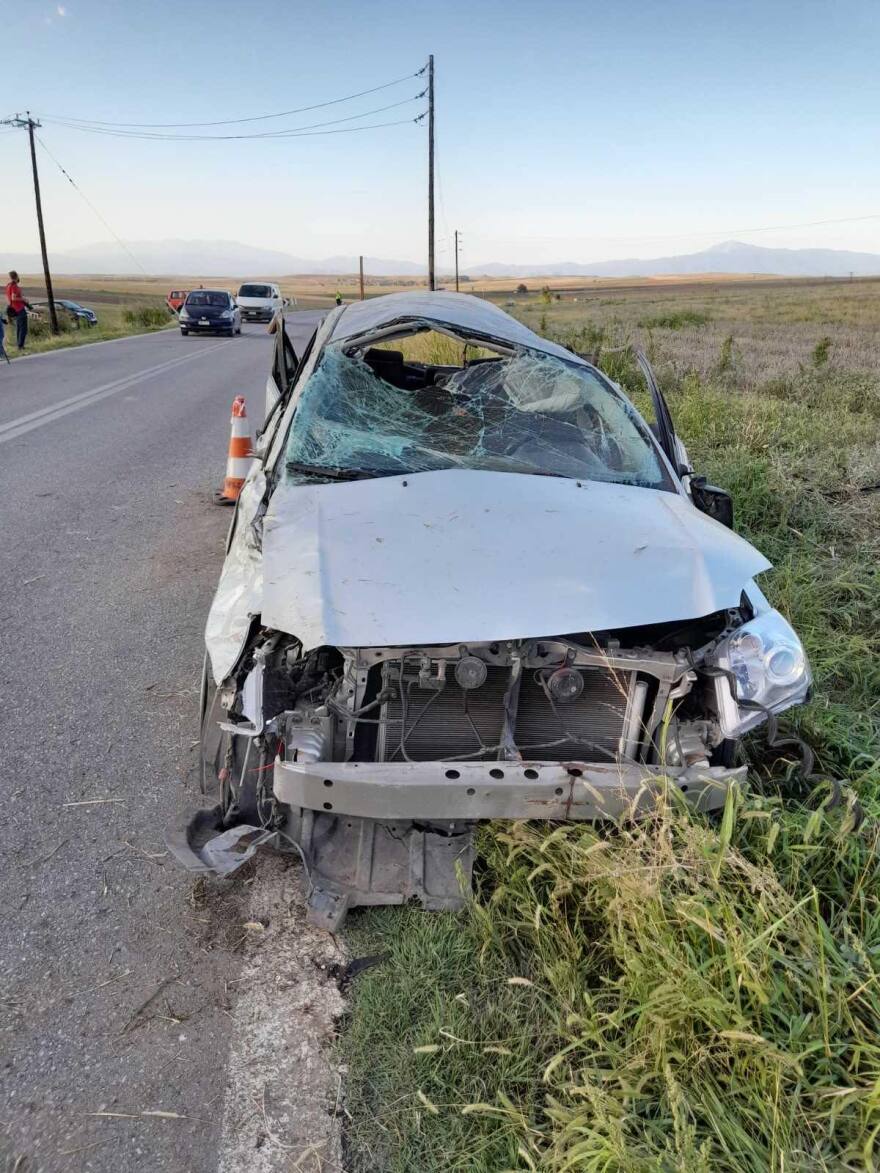 Εικόνες από το τροχαίο στη Λάρισα: Αυτοκίνητο με ποδοσφαιριστές βγήκε από το δρόμο