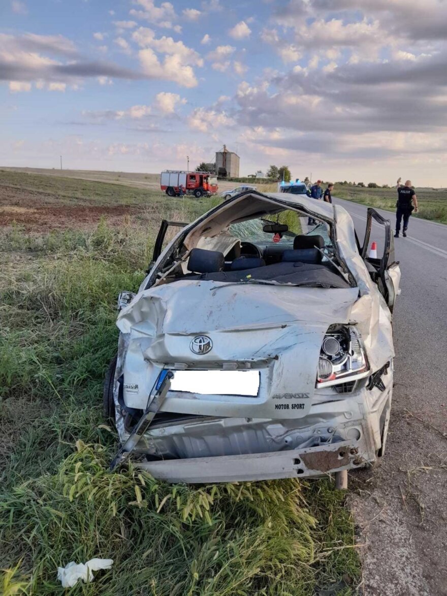 Εικόνες από το τροχαίο στη Λάρισα: Αυτοκίνητο με ποδοσφαιριστές βγήκε από το δρόμο