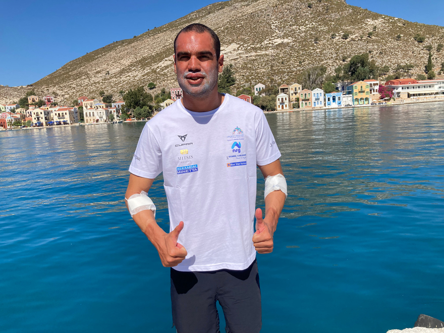 Σπύρος Χρυσικόπουλος: Κολύμπησε από τη Ρόδο στο Καστελόριζο σε 64 ώρες χωρίς διακοπή