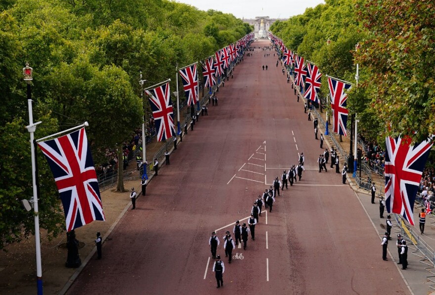 Βασίλισσα Ελισάβετ: Σε λαϊκό προσκύνημα η σορός της Ελισάβετ, ουρές έως και 16 χιλιομέτρων (βίντεο + φωτογραφίες)