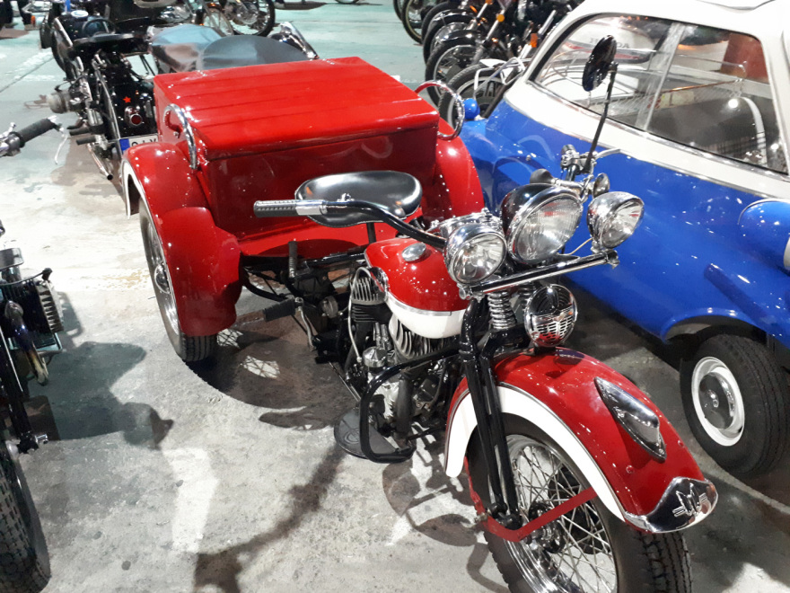 Άλιμος: «Παρέλαση» από κλασικές μοτοσικλέτες (βίντεο + φωτογραφίες)