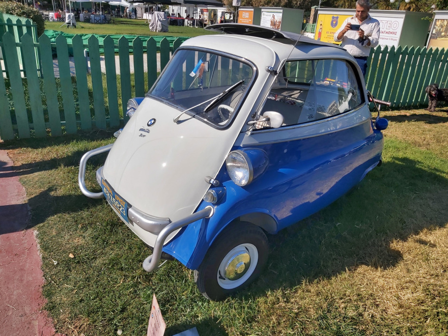 Άλιμος: «Παρέλαση» από κλασικές μοτοσικλέτες (βίντεο + φωτογραφίες)