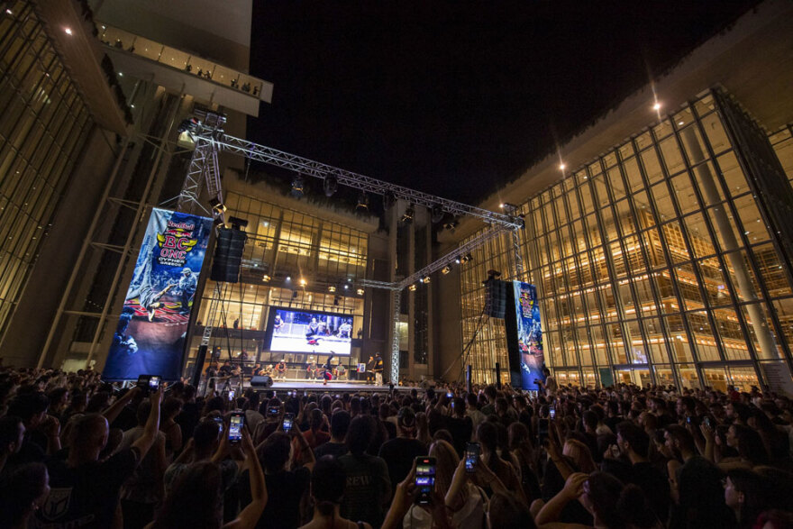 Χιλιάδες θεατές μπήκαν σε break dance ρυθμούς στο Κέντρο Πολιτισμού Ίδρυμα Σταύρος Νιάρχος