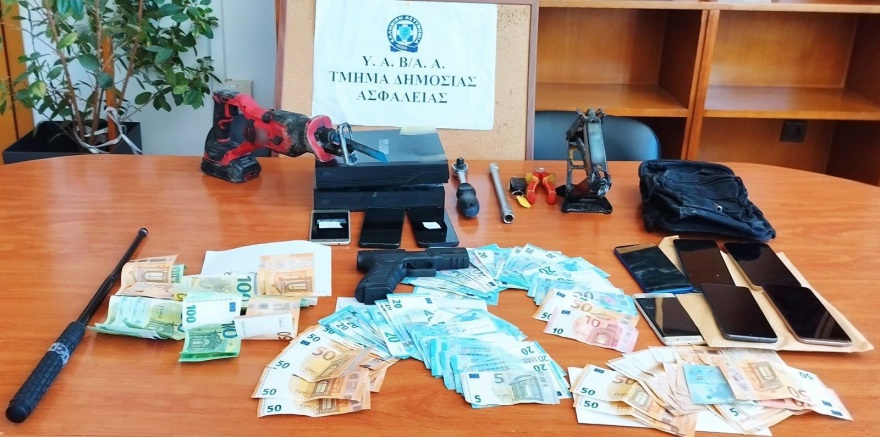 Βίντεο από τη μεγάλη αστυνομική επιχείρηση σε Μενίδι - Ζεφύρι: Εξαρθρώθηκαν δύο συμμορίες που έκλεβαν καταλύτες