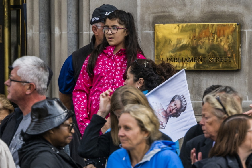 Βασίλισσα Ελισάβετ: Σε λαϊκό προσκύνημα η σορός της Ελισάβετ, ουρές έως και 16 χιλιομέτρων (βίντεο + φωτογραφίες)