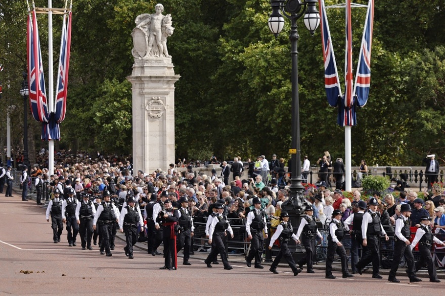Βασίλισσα Ελισάβετ: Στο Ουέστμινστερ η σορός για το λαϊκό προσκύνημα -  Δείτε βίντεο