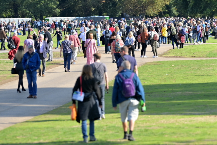 Βασίλισσα Ελισάβετ: Σε λαϊκό προσκύνημα η σορός της Ελισάβετ, ουρές έως και 16 χιλιομέτρων (βίντεο + φωτογραφίες)
