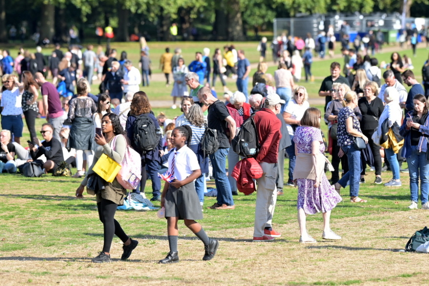 Βασίλισσα Ελισάβετ: Σε λαϊκό προσκύνημα η σορός της Ελισάβετ, ουρές έως και 16 χιλιομέτρων (βίντεο + φωτογραφίες)