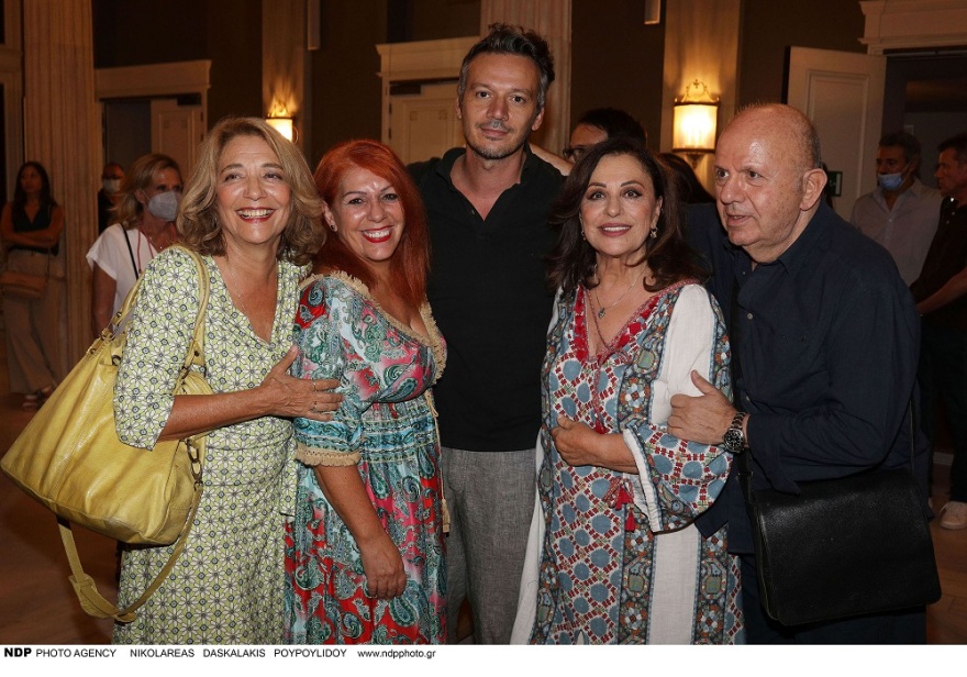 Χάρις Αλεξίου και Όλια Λαζαρίδου μας ταξιδεύουν στο Αϊβαλί