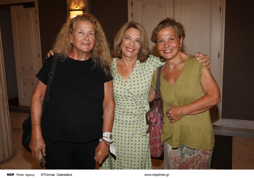 Χάρις Αλεξίου και Όλια Λαζαρίδου μας ταξιδεύουν στο Αϊβαλί