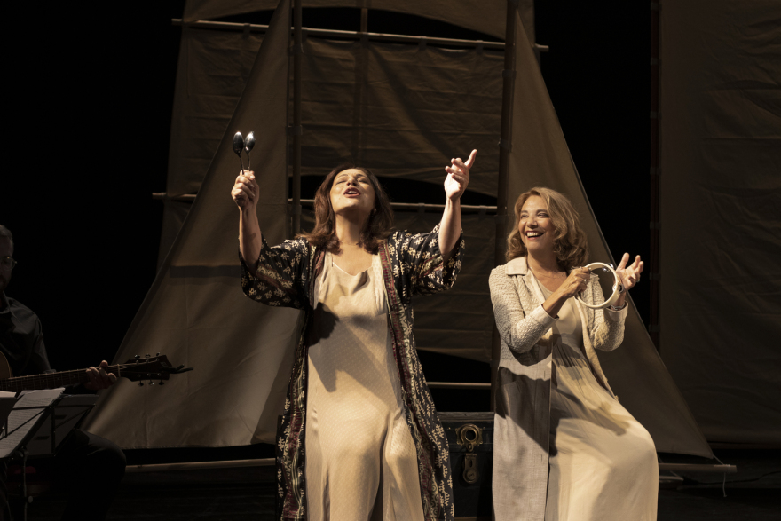 Χάρις Αλεξίου και Όλια Λαζαρίδου μας ταξιδεύουν στο Αϊβαλί