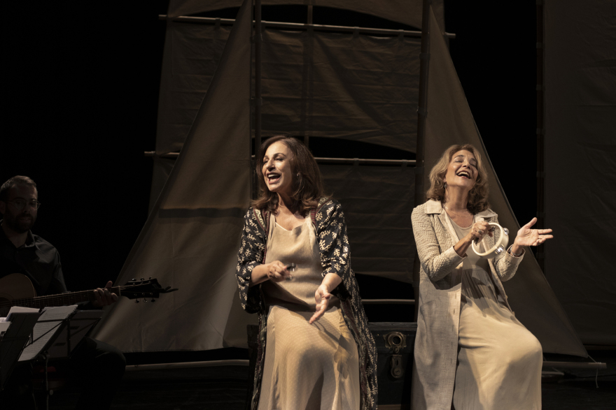 Χάρις Αλεξίου και Όλια Λαζαρίδου μας ταξιδεύουν στο Αϊβαλί