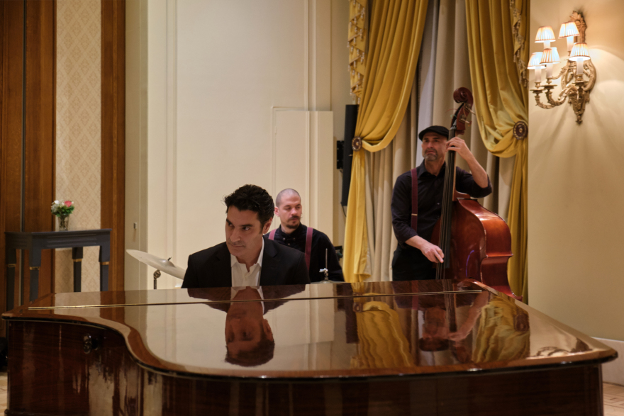 Maestro: Η νέα σειρά κάνει πρεμιέρα τον Οκτώβριο - Δείτε φωτογραφίες από τα γυρίσματα