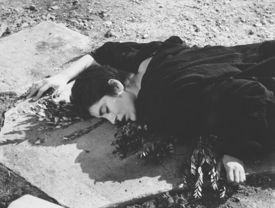 Ειρήνη Παπά: Αν η Ελλάδα είχε πρόσωπο, θα ήταν το δικό της - Η ζωή και η καριέρα της