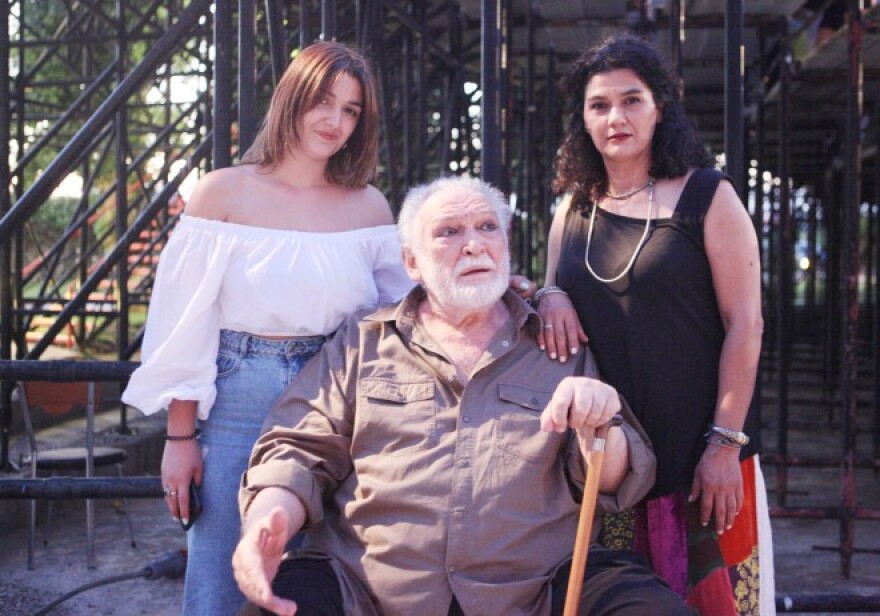 Κώστας Καζάκος: Η «πόρτα» στο Πανεπιστήμιο, η συνάντηση με Κουν και ο έρωτας με την Καρέζη