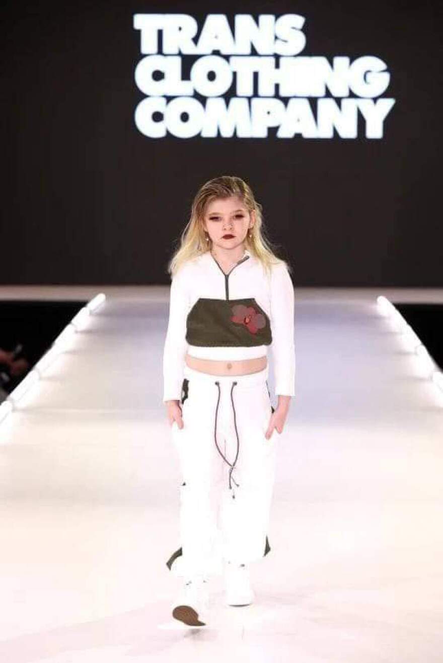 Σε ηλικία μόλις 10 ετών, η Νοέλα υπερασπίζεται τα διεμφυλικά παιδιά