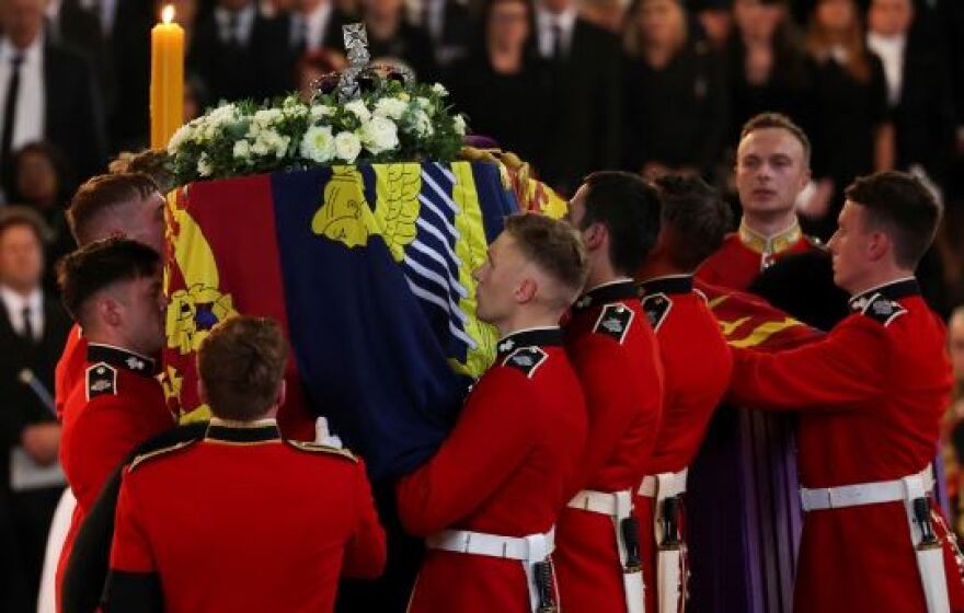 Βασίλισσα Ελισάβετ: Σε λαϊκό προσκύνημα η σορός της Ελισάβετ, ουρές έως και 16 χιλιομέτρων (βίντεο + φωτογραφίες)