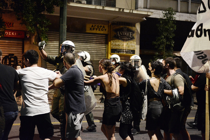 Νέο συλλαλητήριο στα Προπύλαια κατά της πανεπιστημιακής αστυνομίας - Έπεσαν χημικά