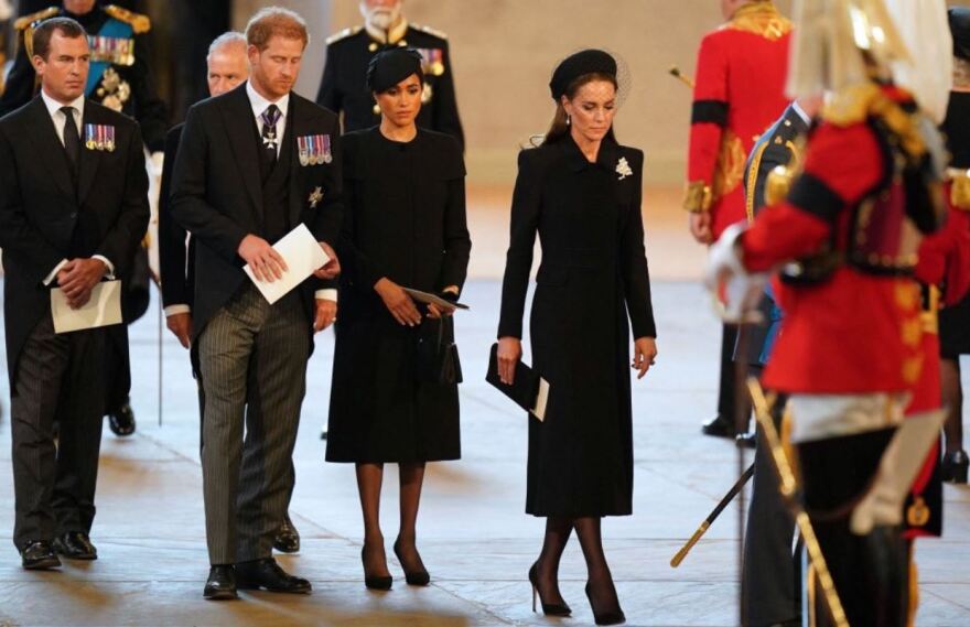 Βασίλισσα Ελισάβετ: Σε λαϊκό προσκύνημα η σορός της Ελισάβετ, ουρές έως και 16 χιλιομέτρων (βίντεο + φωτογραφίες)