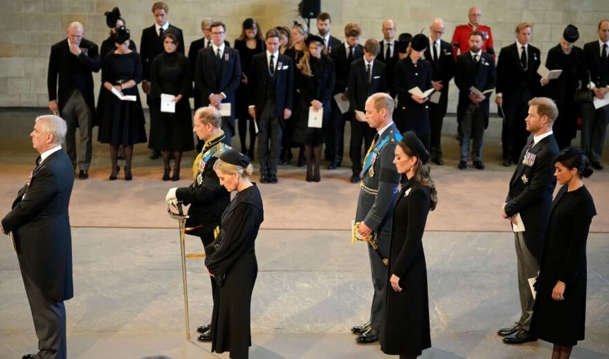 Βασίλισσα Ελισάβετ: Σε λαϊκό προσκύνημα η σορός της Ελισάβετ, ουρές έως και 16 χιλιομέτρων (βίντεο + φωτογραφίες)