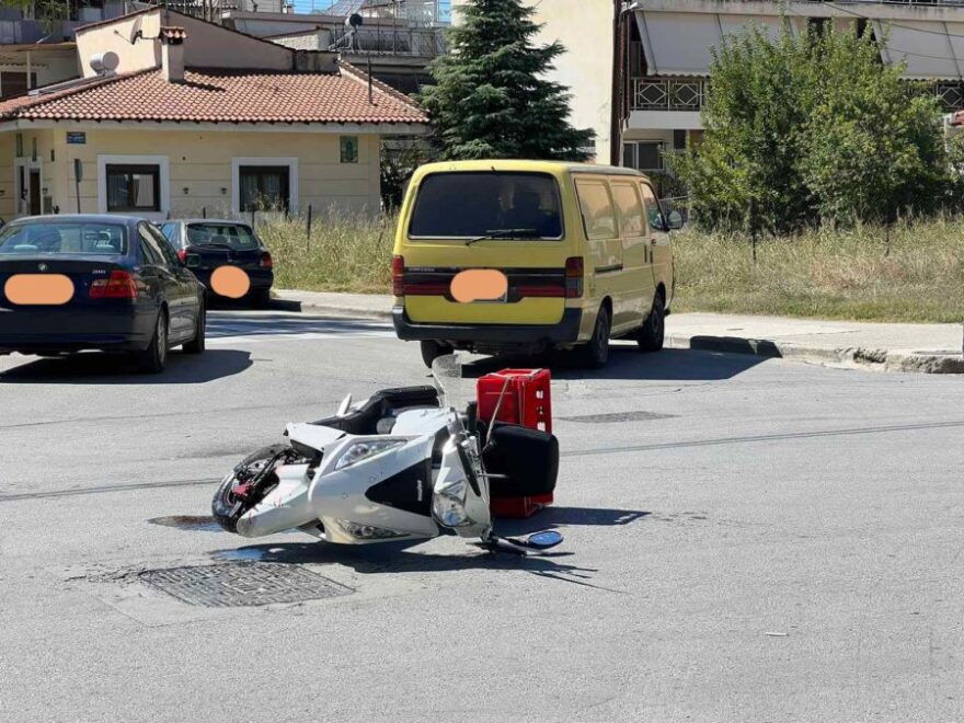 Λάρισα: Φορτηγάκι συγκρούστηκε με μηχανάκι - Τραυματίστηκε 29χρονος