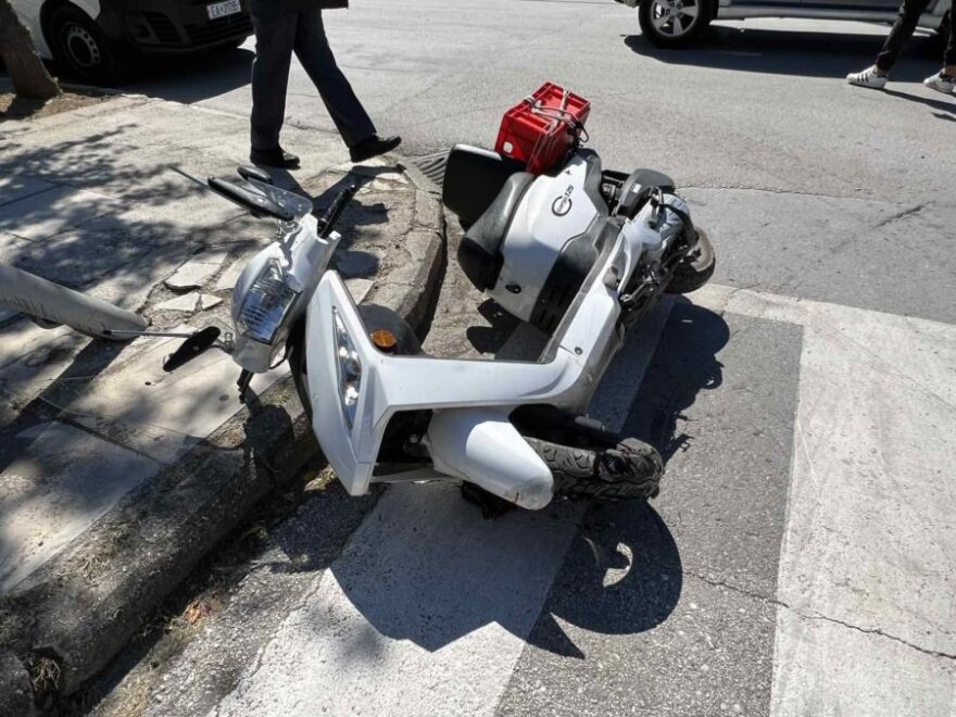 Λάρισα: Φορτηγάκι συγκρούστηκε με μηχανάκι - Τραυματίστηκε 29χρονος