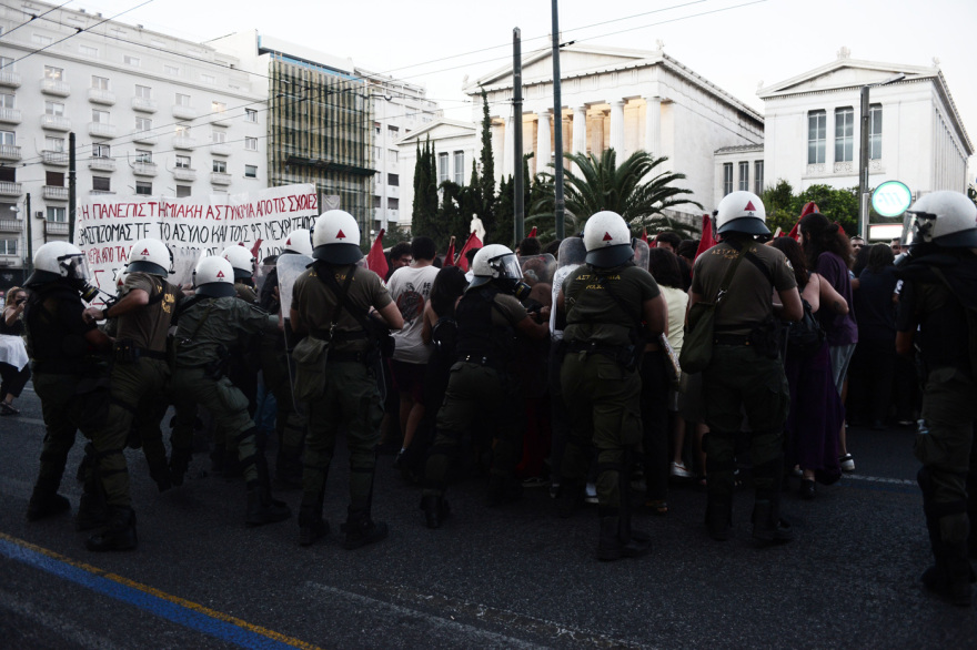Νέο συλλαλητήριο στα Προπύλαια κατά της πανεπιστημιακής αστυνομίας - Έπεσαν χημικά