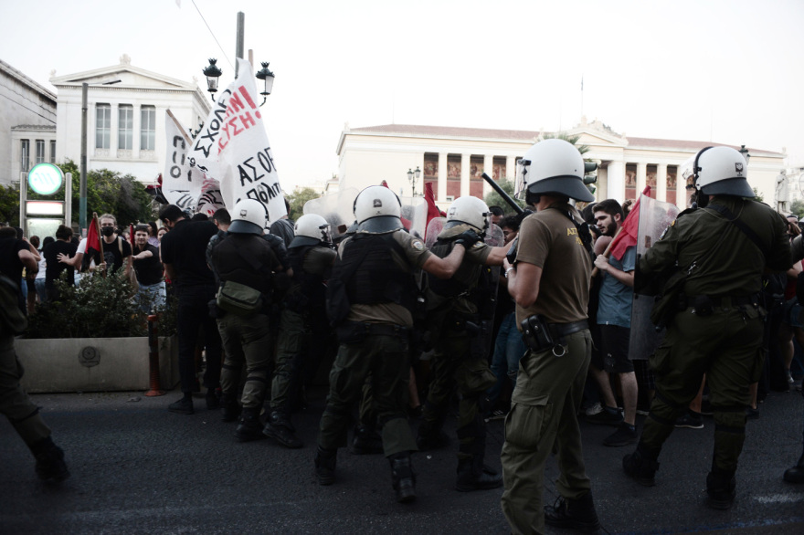 Νέο συλλαλητήριο στα Προπύλαια κατά της πανεπιστημιακής αστυνομίας - Έπεσαν χημικά