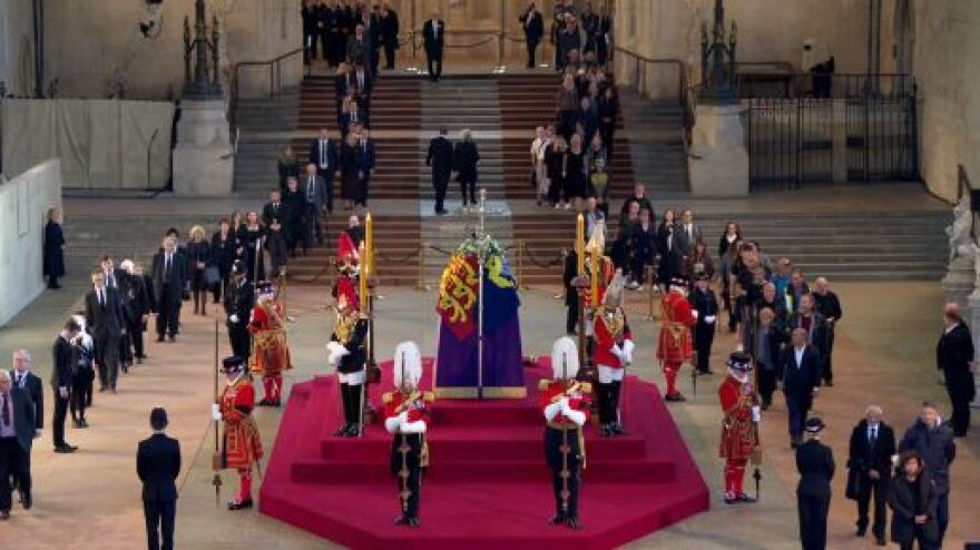 Βασίλισσα Ελισάβετ: Σε λαϊκό προσκύνημα η σορός της Ελισάβετ, ουρές έως και 16 χιλιομέτρων (βίντεο + φωτογραφίες)