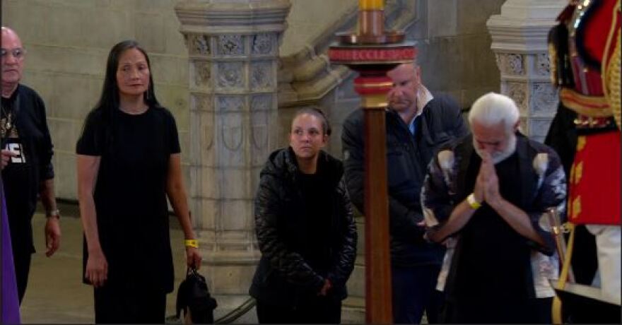 Βασίλισσα Ελισάβετ: Σε λαϊκό προσκύνημα η σορός της Ελισάβετ, ουρές έως και 16 χιλιομέτρων (βίντεο + φωτογραφίες)