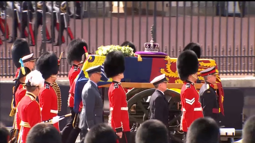 Βασίλισσα Ελισάβετ: Σε λαϊκό προσκύνημα η σορός της Ελισάβετ, ουρές έως και 16 χιλιομέτρων (βίντεο + φωτογραφίες)