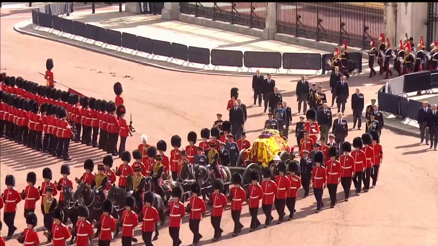 Βασίλισσα Ελισάβετ: Σε λαϊκό προσκύνημα η σορός της Ελισάβετ, ουρές έως και 16 χιλιομέτρων (βίντεο + φωτογραφίες)