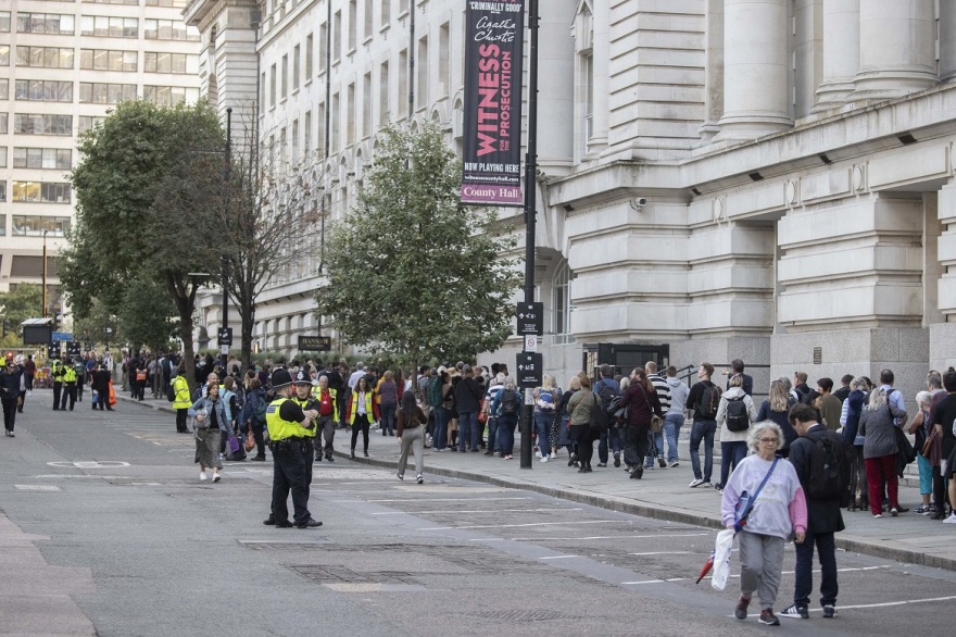 Βασίλισσα Ελισάβετ: Ολονυχτία και ουρές χιλιομέτρων από τους Βρετανούς για το προσκύνημα στη σορό της