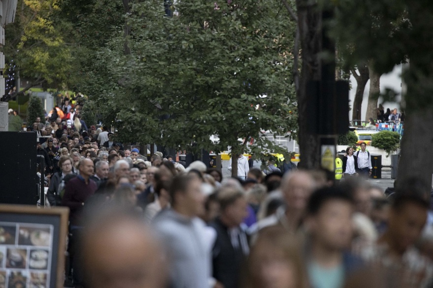 Βασίλισσα Ελισάβετ: Ολονυχτία και ουρές χιλιομέτρων από τους Βρετανούς για το προσκύνημα στη σορό της