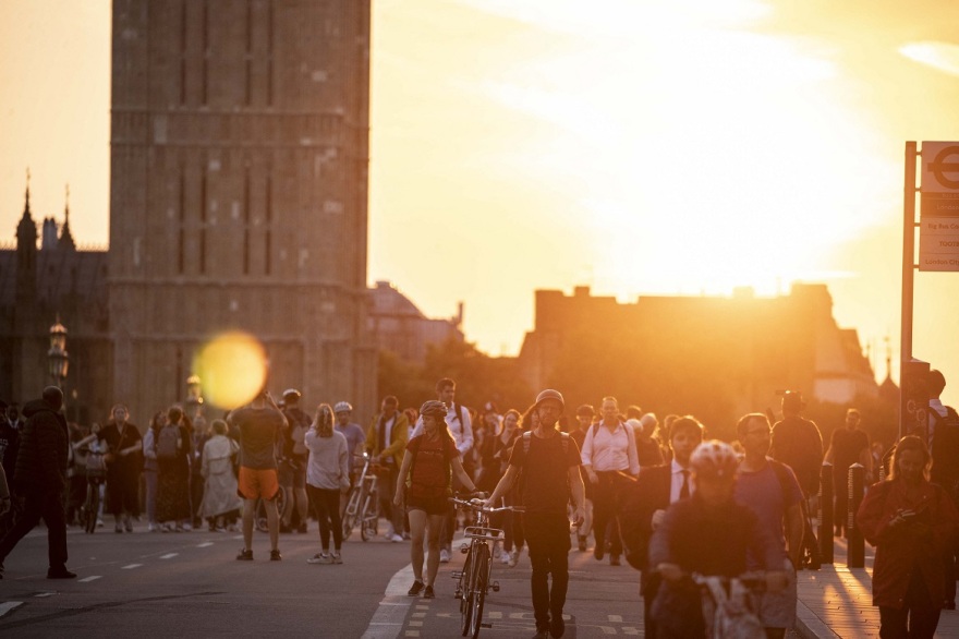 Βασίλισσα Ελισάβετ: Ολονυχτία και ουρές χιλιομέτρων από τους Βρετανούς για το προσκύνημα στη σορό της