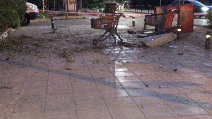 Βομβαρδισμένο τοπίο το σούπερ μάρκετ στα Βριλήσσια μετά την έκρηξη