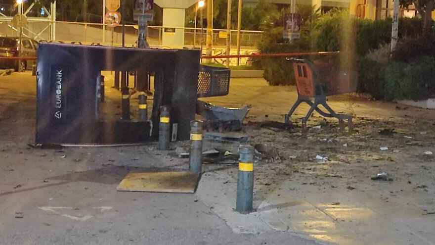 Βομβαρδισμένο τοπίο το σούπερ μάρκετ στα Βριλήσσια μετά την έκρηξη